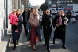 李文足等709案维权律师家属在中国最高法院外抗议她们的丈夫所遭受的对待。(2018年12月17日)