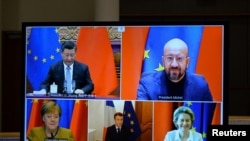 欧盟领导人和中国国家主席习近平出现在布鲁塞尔举行的一个视频会议的屏幕上。(2020年12月30日)