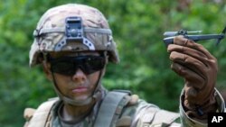 На архівному фото - удосконалені нанобезпілотні БПЛА для посилення можливостей спостереження та розвідки підрозділів і малих підрозділів у рамках армійської програми Soldier Borne Sensor. DVIDS photo by Justin Sweet.