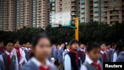 资料照:中国一所小学校的学生在操场上。