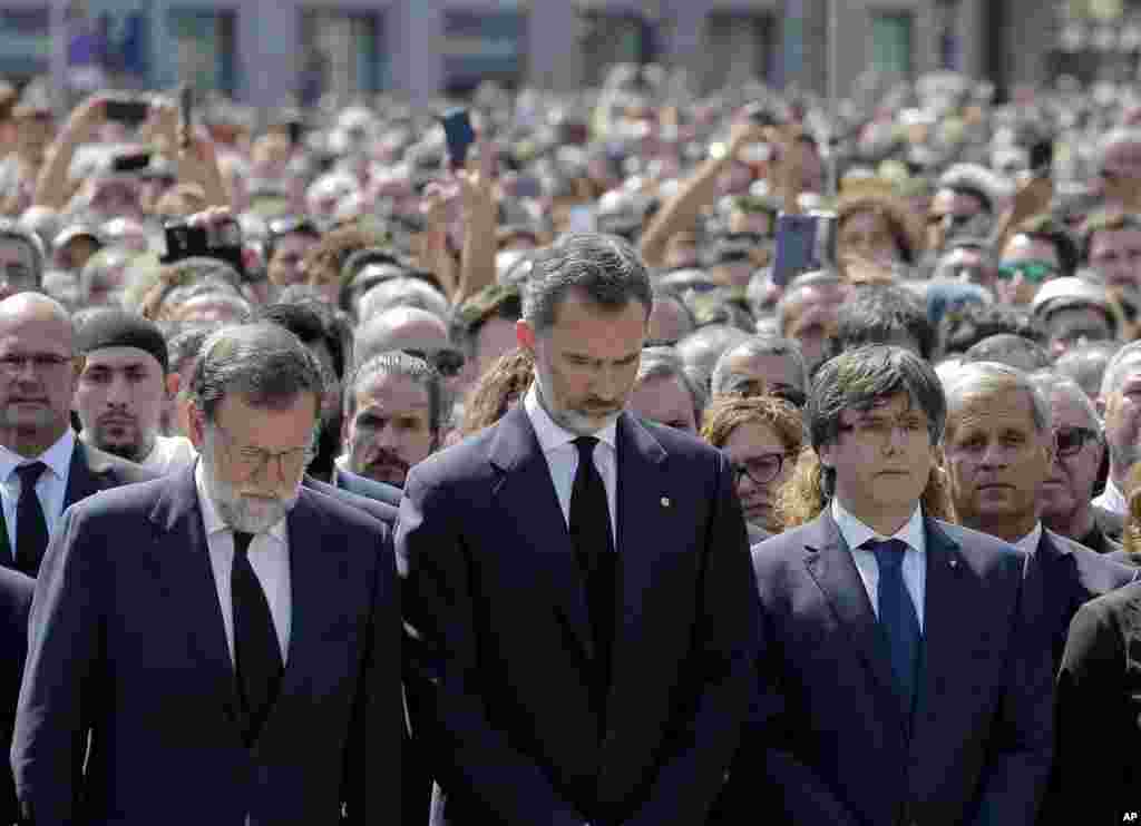 2017年8月18日,西班牙国王菲利普(King Felipe of Spain, 中),首相拉霍伊(Mariano Rajoy, 中左),和加泰罗尼亚领导人普伊格蒙特 (Carles Puigdemont, 中右)与民众默哀一分钟,缅怀西班牙兰布拉大道恐怖袭击的遇难者。  
