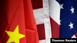 中国国际博览会上展示的美中两国国旗。。,xzzz