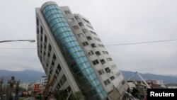 台湾花莲地震发生后,救援人员在一栋受损的建筑物旁边。