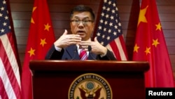 即将卸任的美国驻中国大使洛家辉在美国使馆举行最后一次记者会。(2014年2月27日)