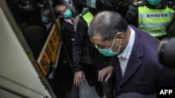 香港壹传媒创办人黎智英在终审法院外被押送进一辆监狱警车。(2020年12月31日)