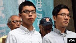 香港学运领袖黄之锋和罗冠聪(2017年10月24日,美国之音汤惠芸拍摄)