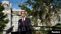 美国财政部长姆努钦今年9月在白宫北草坪接受财经电视频道CNBC采访后回答记者问题。(2019年9月12日)