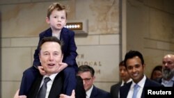Члени Конгресу США зустрічаються з мільярдерами та майбутніми очільниками департаменту урядової ефективності Ілоном Маском, який прийшов на зустріч із сином, та Вівеком Рамасвамі.