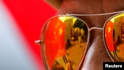 2021年10月1日,秦共港人太阳镜映出中华人民共和国旗帜。(Reuters-路透社图片)