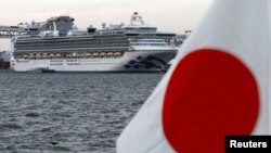 日本旗帜和在横滨港停靠的钻石公主号游轮。(2020年2月12日)
