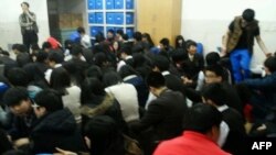 韩国地方政府公布的照片显示,白翎岛的学生在朝鲜实弹演习期间躲入安全场所。