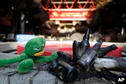 在香港理工大学警察与抗议者对抗后留下的废墟中有一只青蛙玩具。(2019年11月21日)