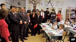 2009年10月16日,时任中国国家副主席的习近平在访问匈牙利期间访问一家中文双语小学。(资料照)