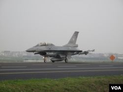 台空军的美制F-16战机(美国之音申华拍摄)