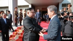 朝鲜最高领导人金正恩在板门店朝方一侧会晤韩国总统文在寅,这是韩朝首脑1一个月来第二次会晤。(2018年5月26日)
