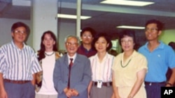 1993年7月,原《人民日报》社社长、总编辑胡绩伟(左三)参观美国之音中文部。图右一为记者海涛。