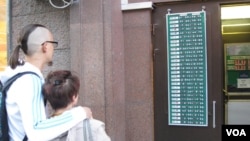 莫斯科街头越来越多的换汇点可兑换人民币。这家兑换点6月18日人民币和港币的买入和卖出价分别是,人民币:7.85,8.9/港币:6.05,7.3。(美国之音白桦拍摄)