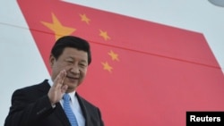 习近平主席在2013年9月4日,20国峰会举行前一天在俄罗斯的圣彼得堡走下阶梯。