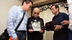 2017年7月14日,丁子霖教授代表天安门母亲群体悼念刘晓波逝世,并向刘霞表达慰问。 2017年7月14日,丁子霖教授代表天安门母亲群体悼念刘晓波逝世,并向刘霞表达慰问。