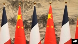 资料照片:法国总统马克龙与中国领导人习近平在北京人民大会堂会晤时的法中两国旗帜。(2023年4月6日)