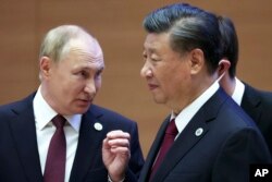 资料照:中国领导人习近平与俄罗斯总统普京在乌兹别克斯坦的上海合作组织会议峰会上见面。(2022年9月16日)