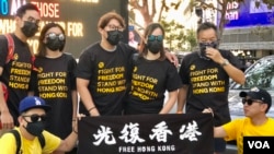 10月22号晚上,在洛杉矶市斯台普斯中心外,支持香港的志愿者聚集起来支持香港,向路人免费发放T恤衫(美国之音雨舟)