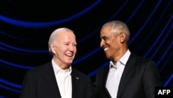 အမေရိကန်သမ္မတ Joe Biden (ဝဲ) နဲ့ သမ္မတဟောင်း Barack Obama တို့ လော့စ်အိန်ဂျလိစ်က Peacock ကပွဲရုံက ရန်ပုံငွေရှာပွဲတခုကို အတူတက်ရောက်စဥ်။ (ဇွန် ၁၅၊ ၂၀၂၄)