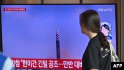 韩国电视台2023年7月12日报道当天朝鲜发射远程弹道导弹的消息。(法新社)