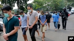 资料照片:在印度尼西亚涉嫌进行跨境电话和互联网欺诈的85个中国公民被捕后出现在警方在首都雅加达召开的记者会上。(2019年11月26日)