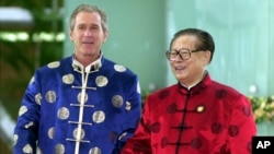 2001年10月21日,时任美国总统布什与时任中国国家主席江泽民身穿丝绸服装出席APEC上海峰会。(美联社)
