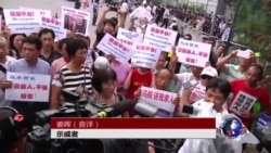MH370失踪者家属冲击马来西亚驻华使馆 MH370失踪者家属冲击马来西亚驻华使馆