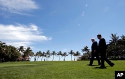 美国总统川普和中国主席习近平在海湖庄园会晤后散步(2017年4月7日)