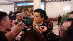 资料照:2017年3月3日下午政协大会结束后,中国全国政协委员、媒体人崔永元接受媒体采访。