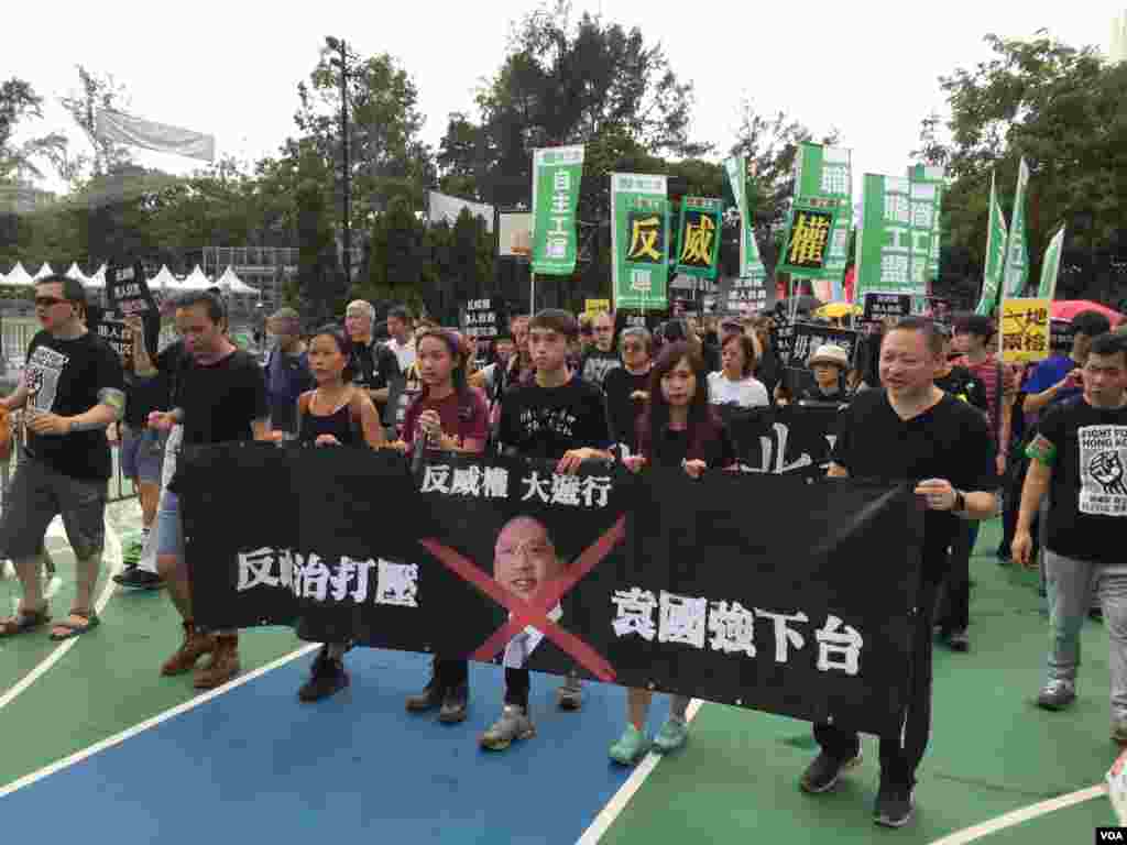 香港几十个政党和团体在中国十一国庆当天下午,举行反威权大游行,抗议政治打压,要求律政司司长袁国强下台。数以万计的港人走上街头,表达反对他们看来的来自北京和香港特区政府的威权打压。