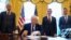Президент Трамп підписує один з указів в Овальному кабінеті Білого дому. Фото: Reuters/Nathan Howard