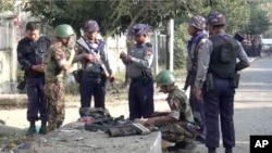 ဗုံးပေါက်ကွဲမှုတခုအပြီး မြန်မာရဲများ စစ်ဆေးနေစဉ် (ဓာတ်ပုံ - AP)
