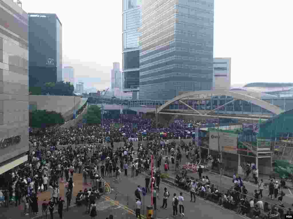 香港民众6月12日中午在金钟一带聚集要求港府撤回逃犯条例修订(香港市民提供)