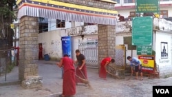 印度麦克里欧甘吉,大昭寺门前,年轻僧人们正在打扫卫生,迎接达赖喇嘛的归来。(美国之音朱诺拍摄,2016年11月5日)