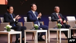 左起:日本首相岸田文雄、韩国总统尹锡悦和中国总理李强在首尔出席中日韩工商峰会。(2024年5月27日)