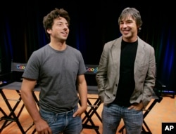 2008年9月2日,谷歌公司联合创始人谢尔盖·布林(Sergey Brin)和拉里·佩奇(右,Larry Page)在加利福尼亚州山景市(Mountain View)的谷歌总部的一次会议上讲话。 像许多初创公司一样,据报道谷歌起家于一个车库。