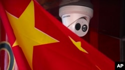 北京一家商店外摄像头旁的中国国旗。(2019年10月8日)