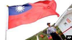 资料照:台湾军官在台湾旗帜下站岗