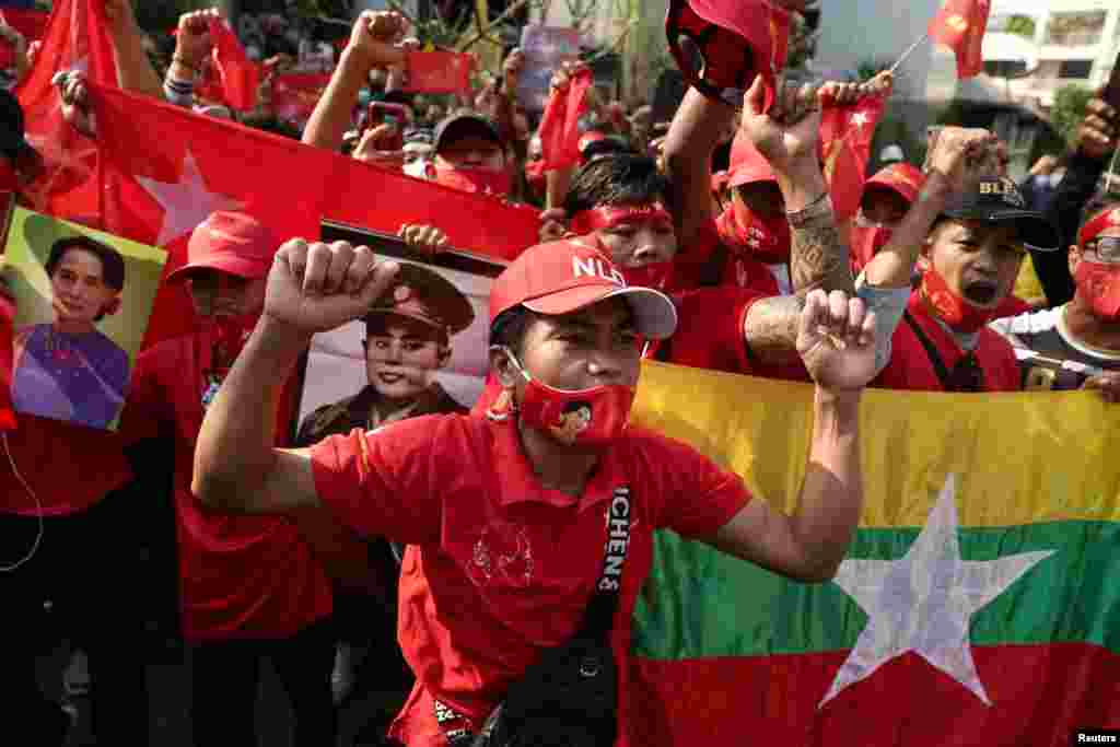 မြန်မာနိုင်ငံမှာ စစ်တပ်က အာဏာသိမ်းလိုက်တဲ့ လုပ်ရပ်ကို ကန့်ကွက်တဲ့အနေနဲ့ မြန်မာနိုင်ငံသား ရွှေ့ပြောင်းအလုပ်သမားတွေနဲ့ ထိုင်း တက်ကြွလှုပ်ရှားသူတွေ ဘန်ကောက်မြို့ မြန်မာသံရုံးရှေ့မှာ ဆန္ဒပြမြင်ကွင်း။ (ဖေဖော်ဝါရီ ၀၁၊ ၂၀၂၁)