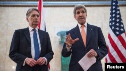 美国国务卿克里(右)和英国外相哈蒙德在伦敦举行的叙利亚国际捐助国会议上向媒体讲话。(2016年2月4日)
