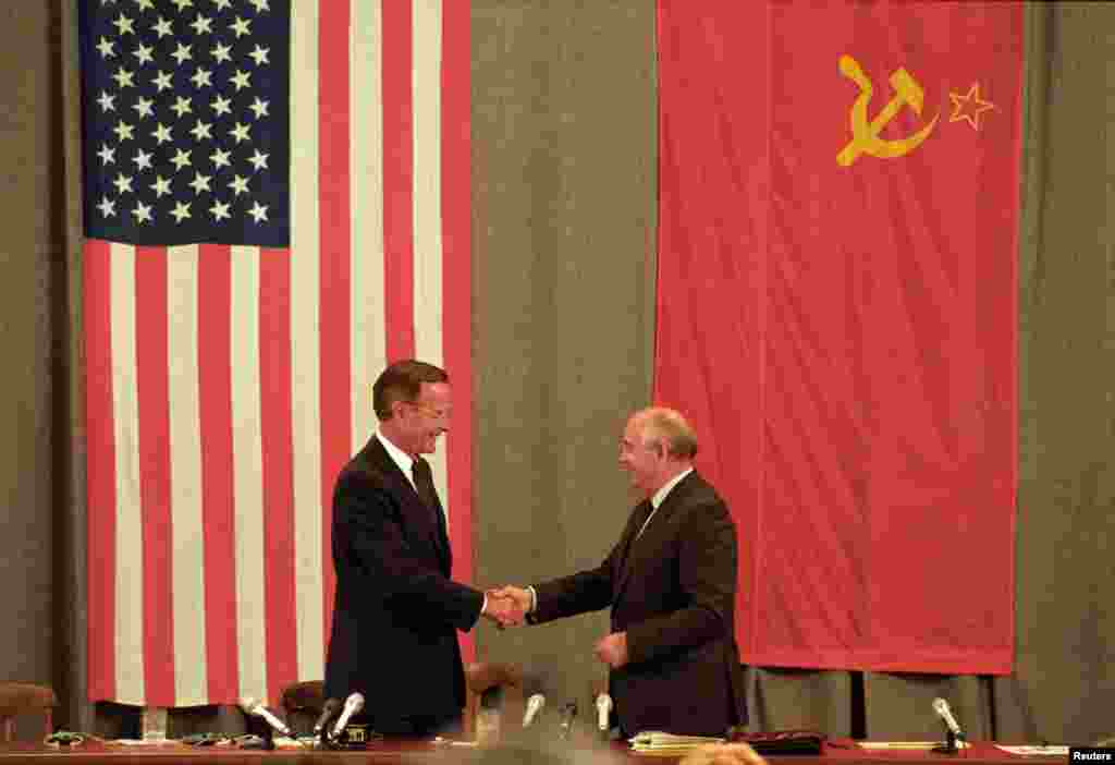 美国总统乔治·H·W·布什和苏联领导人戈尔巴乔夫在莫斯科举行记者会后握手。(1991年7月31日)