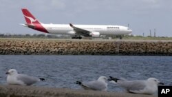 在悉尼机场,澳洲航空公司(Qantas)的飞机准备起飞(资料图)