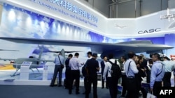 中国珠海航空展上展出的中国国企研发的“彩虹7”(CH-7)隐身军用无人机的全尺寸模型(2018年11月6日)