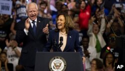 ဒုသမ္မတ Kamala Harris နဲ့ ဒုသမ္မတလောင်းအဖြစ်ရွေးချယ်ခံရတဲ့ Minnesota ပြည်နယ် အုပ်ချုပ်ရေးမှူး Tim Walz ကို မဲဆွယ်ပွဲတခုမှာတွေ့ရစဉ် (ဩဂုတ် ၆၊ ၂၀၂၄)