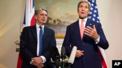 美国国务卿约翰·克里(右)在于英国国防大臣菲利普·哈蒙德的新闻发布会上回答了关于叙利亚内战的问题(2015年9月19日)。