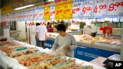 在北京一家超市选购鸡肉的顾客。(2017年5月12日)